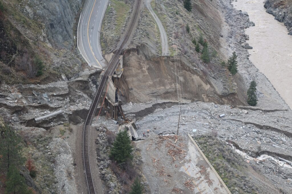 Sesuvy půdy poškodily silnice i železniční trasy