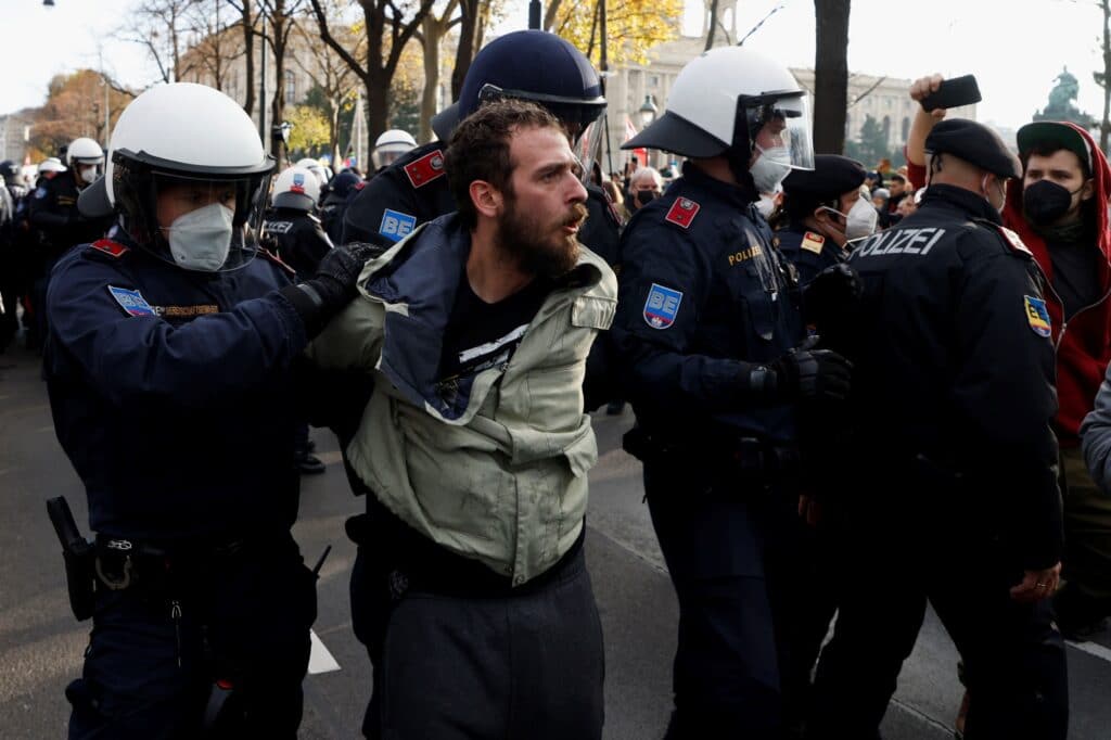 Vídeň: Protesty proti lockdownu a povinnému očkování