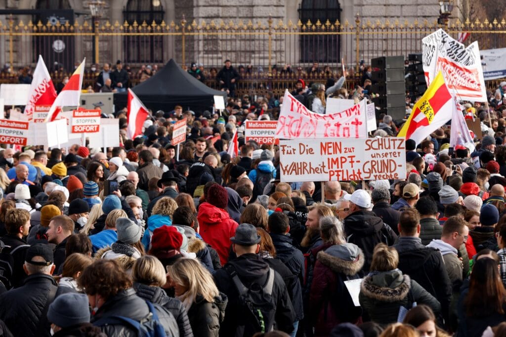 V centru Vídně se sešly desítky tisíc protestujících