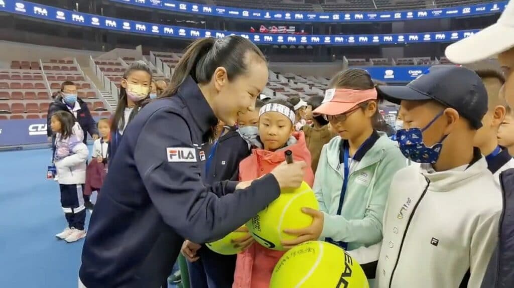 Peng Shuai podepisuje míčky