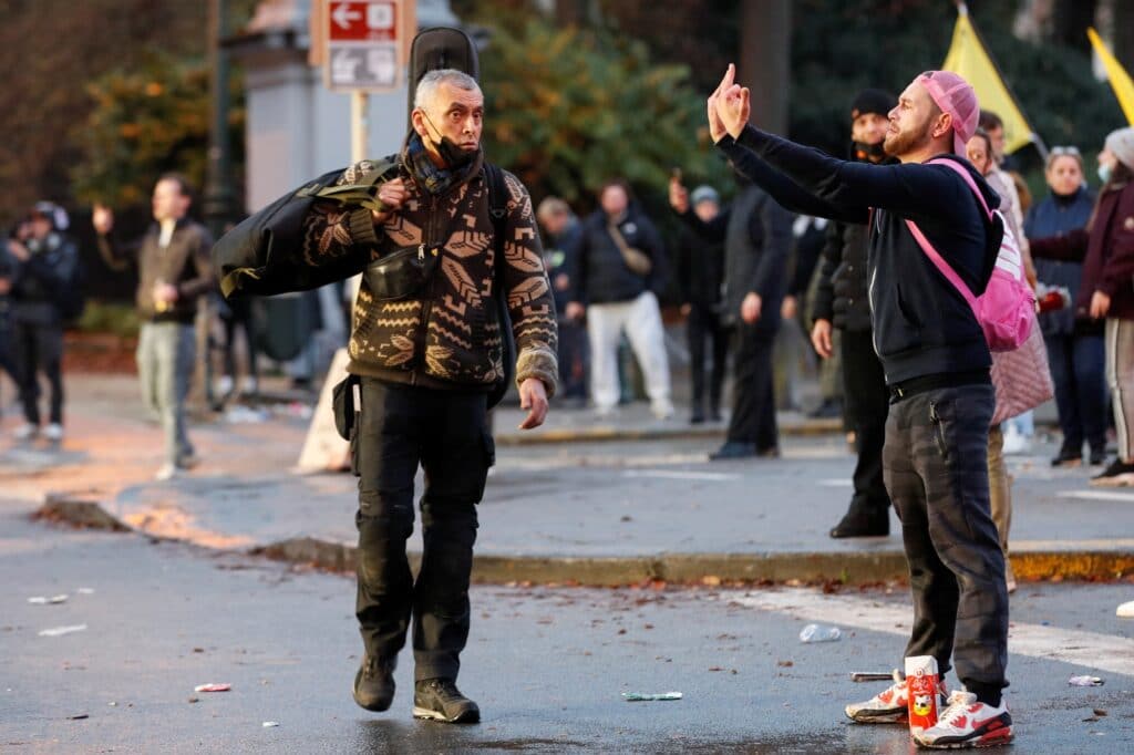 Demonstrantům se nelíbí pravidla zavedená v souvislosti s šířením covidu-19