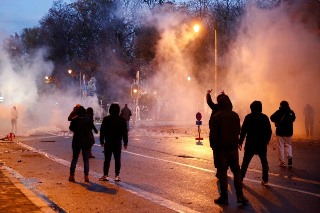 Lidé protestovali proti zpřísnění opatření