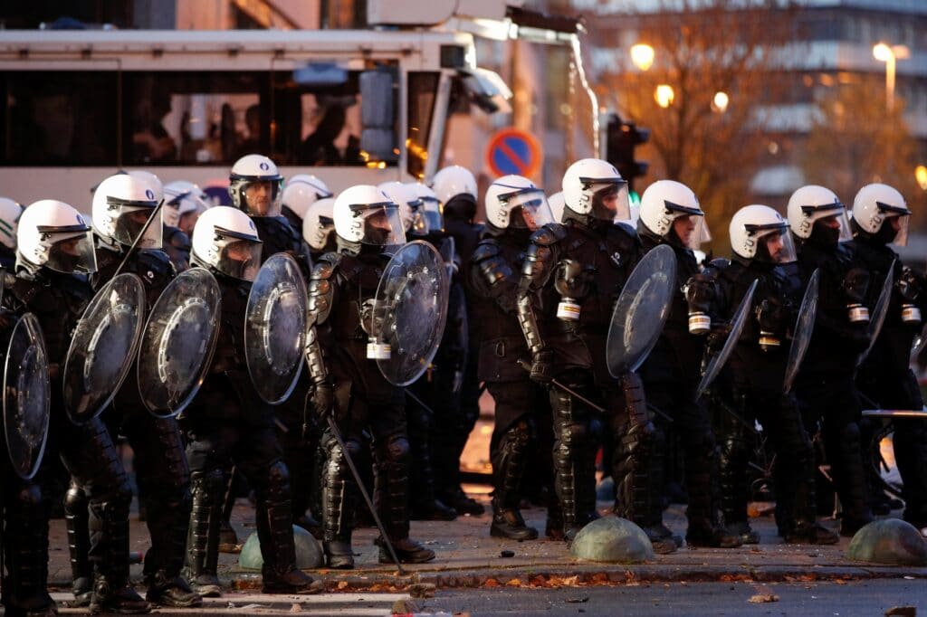 Příslušníci bezpečnostních sil zakročili proti demonstrantům