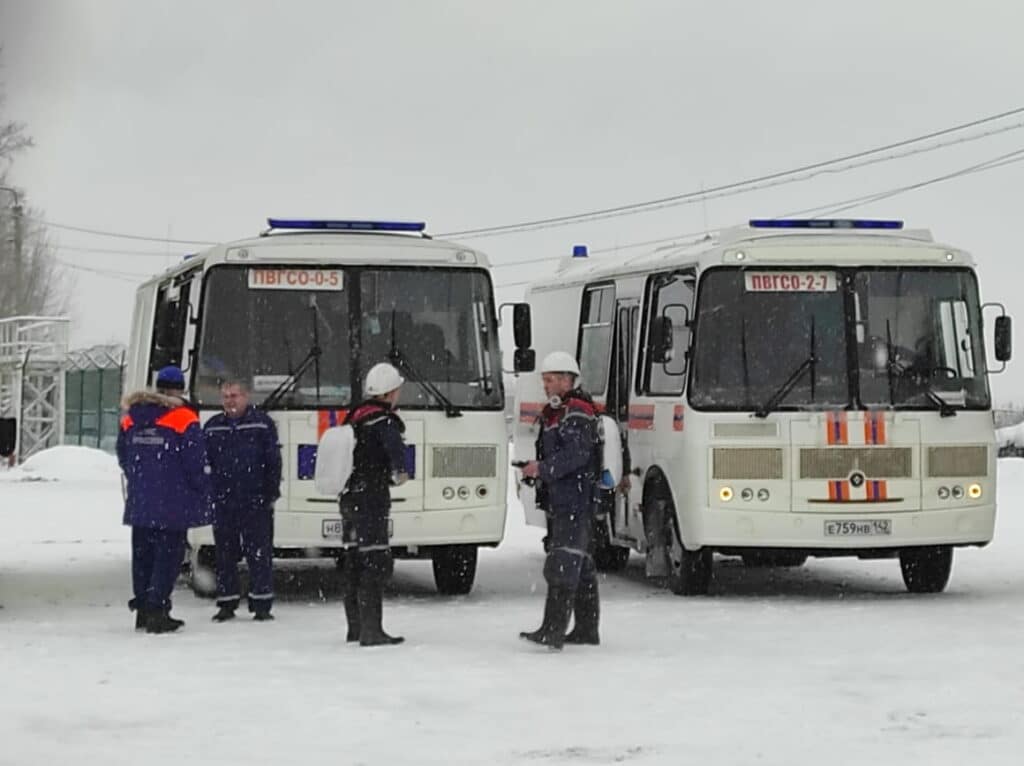Specialisté poblíž autobusů během záchranné operace