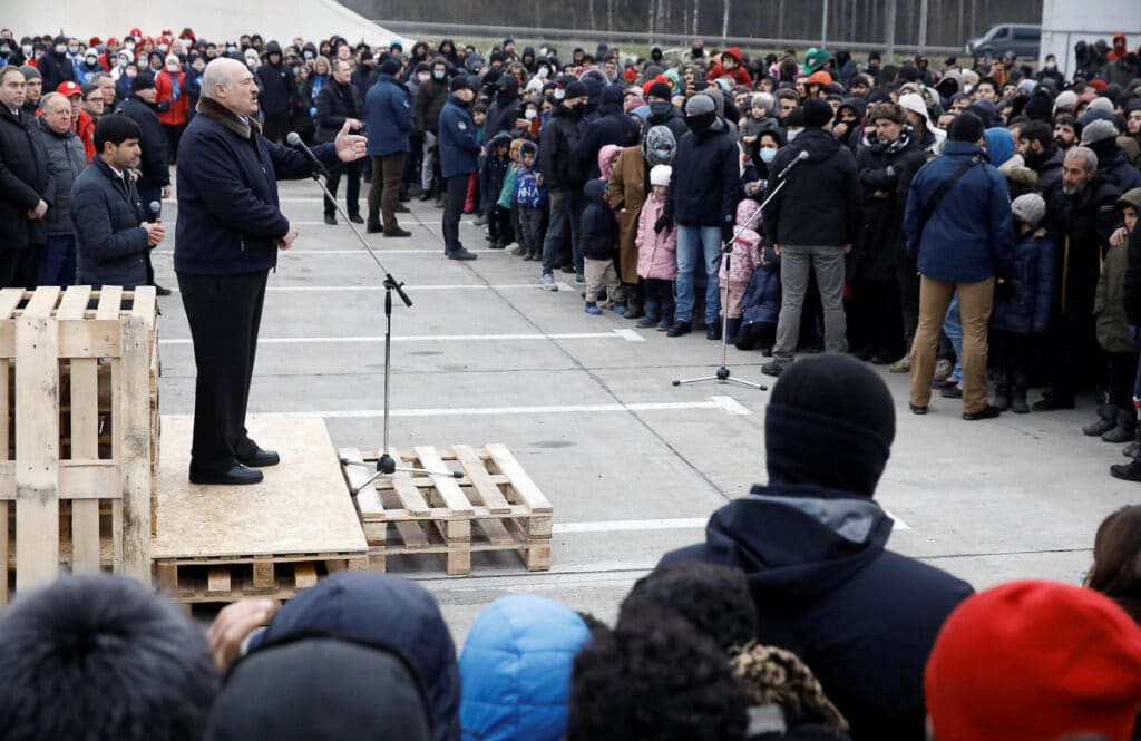 Lukašenko migrantům na polských hranicích