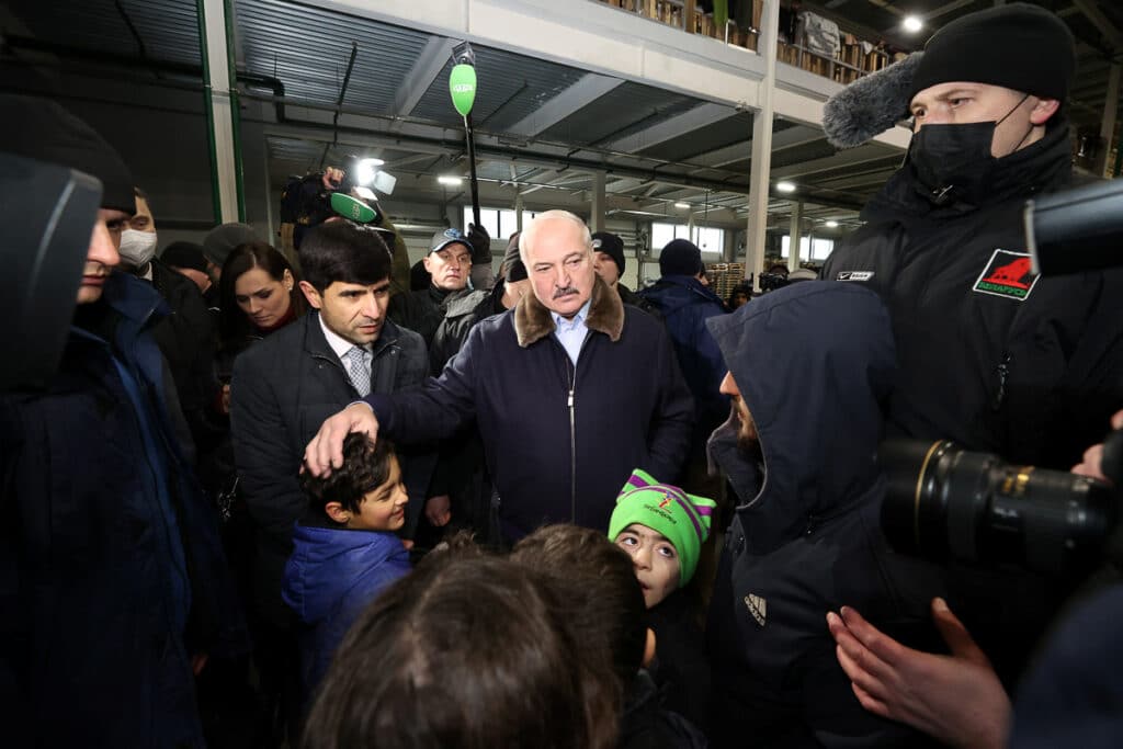 Lukašenko migrantům na polských hranicích