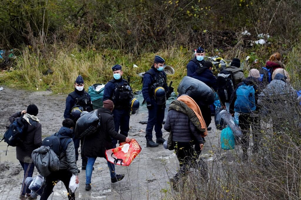 Na odchod migrantů dohlížela policie