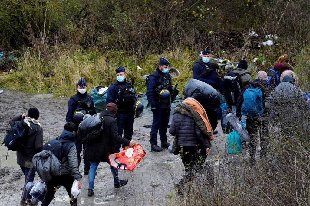 Na odchod migrantů dohlížela policie