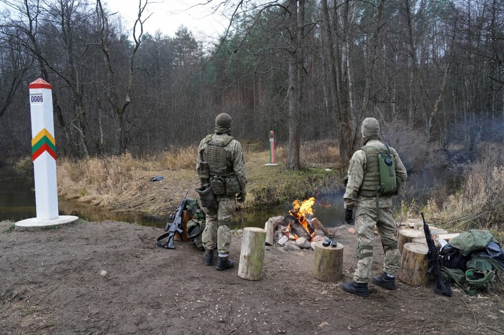 Litevští vojáci na hranici s Běloruskem