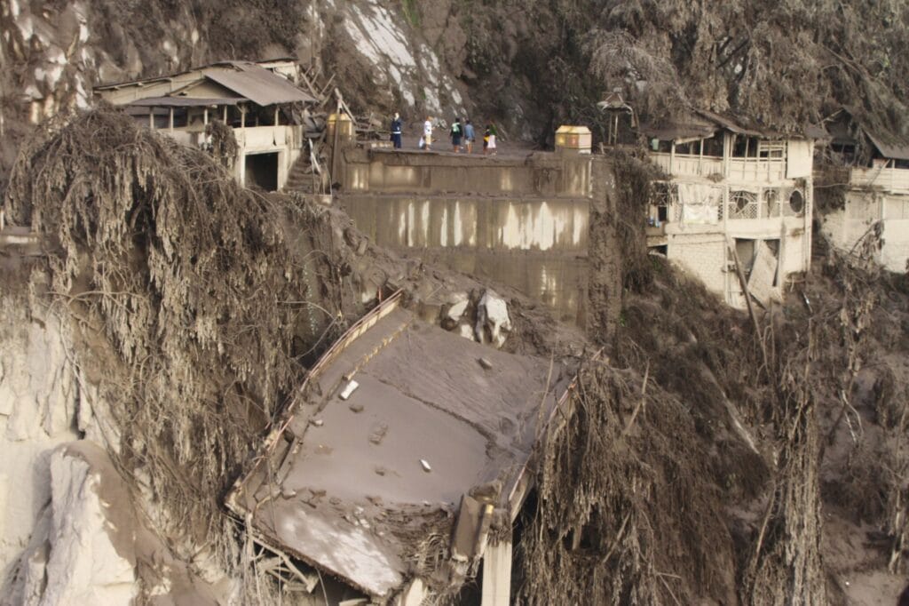 Zřícený most zasažený erupcí ve vesnici Candipuro, Lumajang