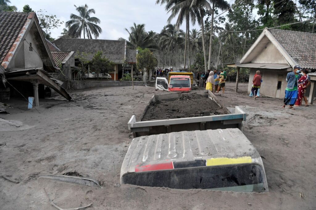 Výbuch sopky v Indonésii si vyžádal nejméně 13 obětí