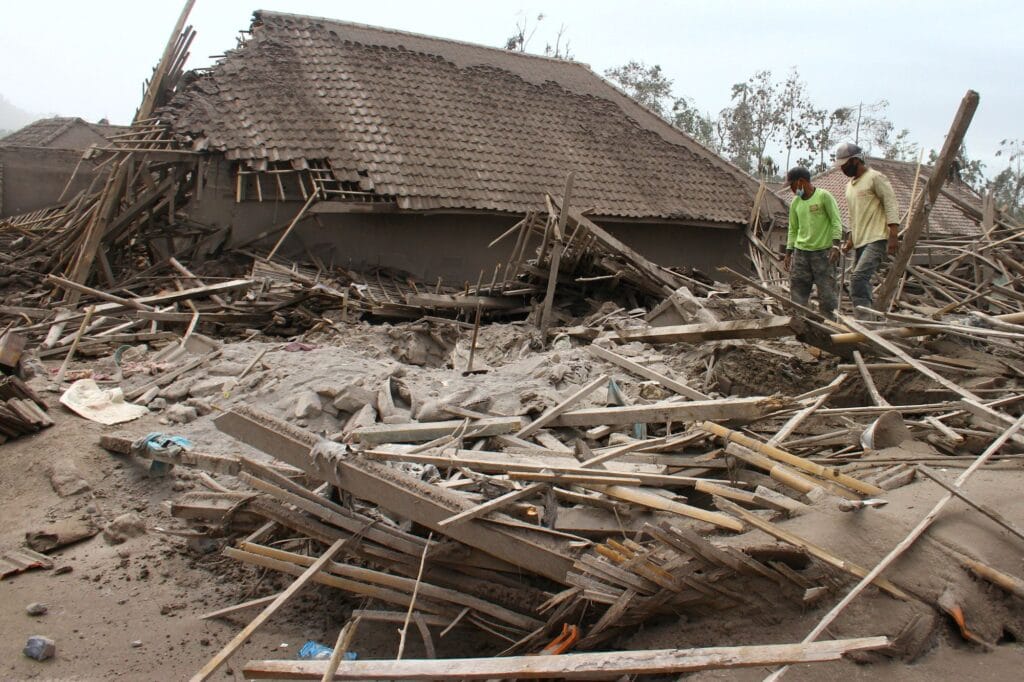 Poškozené domy ve vesnici Supiturang, Lumajang, provincie Východní Jáva