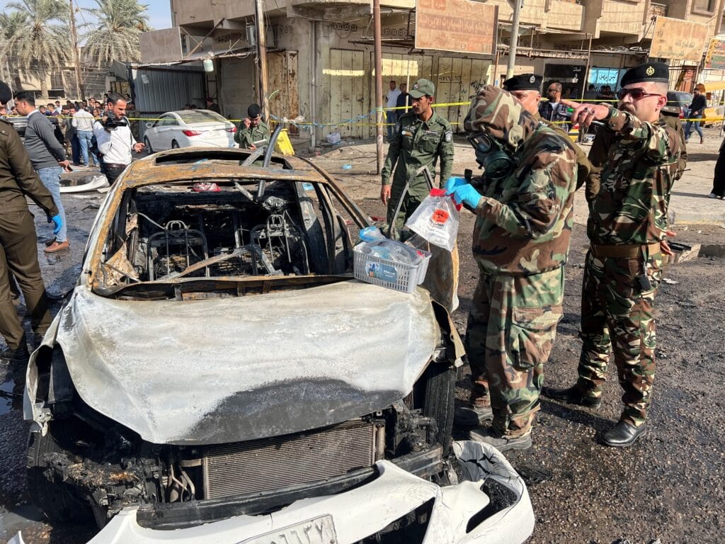 Irácké bezpečnostní síly na místě výbuchu v Basře