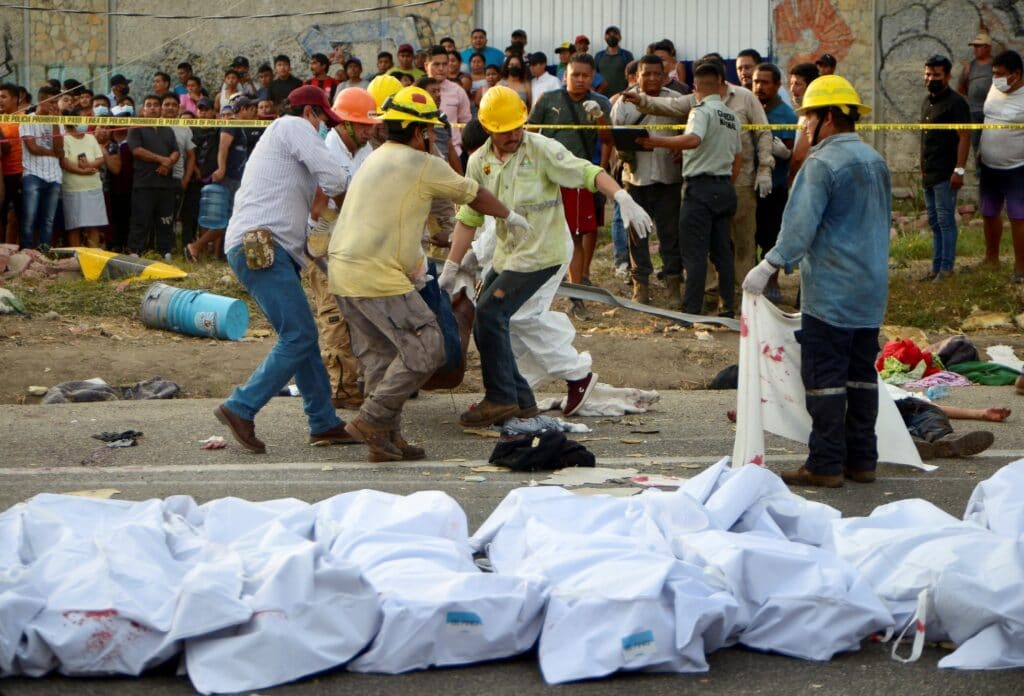 Při nehodě nákladního vozu v Mexiku zemřelo nejméně 54 lidí