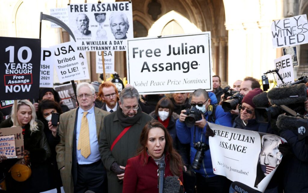 julian assange soud vydán