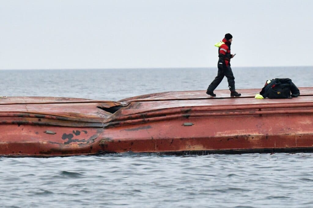 Záchranář na převrácené dánské nákladní lodi Karin Hoej