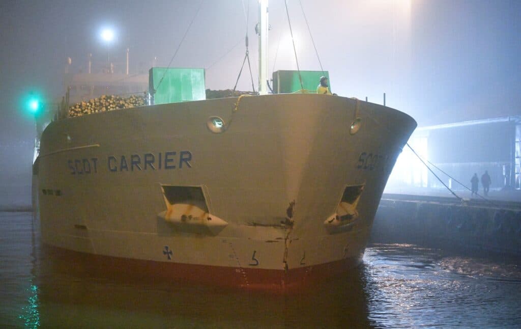 Poškozená britská nákladní loď Scot Carrier