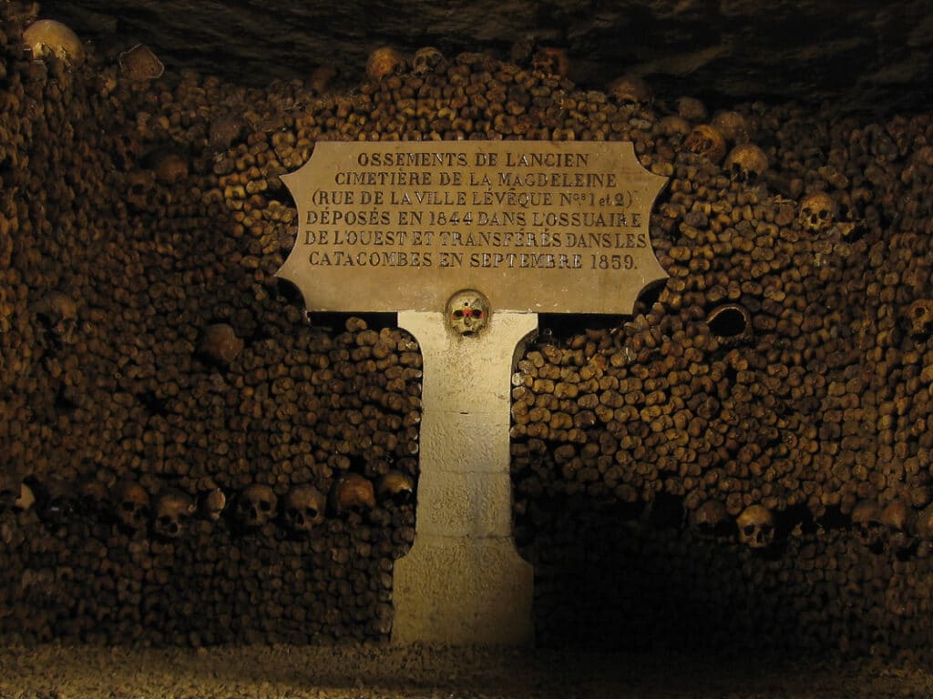 pařížské katakomby