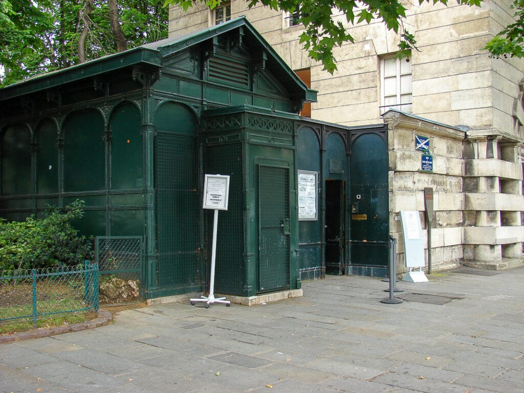 pařížské katakomby