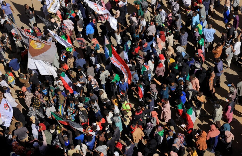Súdán: Demonstranti pochodují v hlavním městě