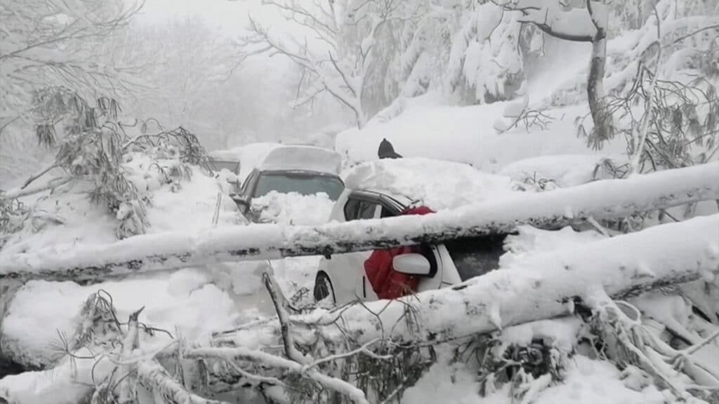 Pákistán sníh uvěznil stovky lidí v autech