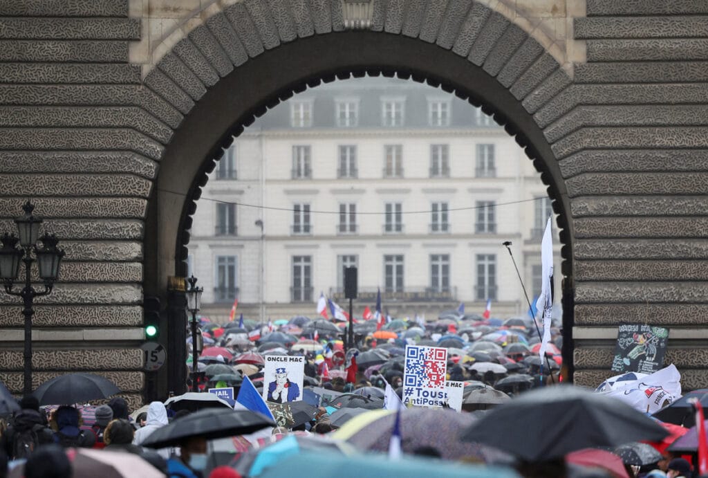 protesty ve Francii covid pas