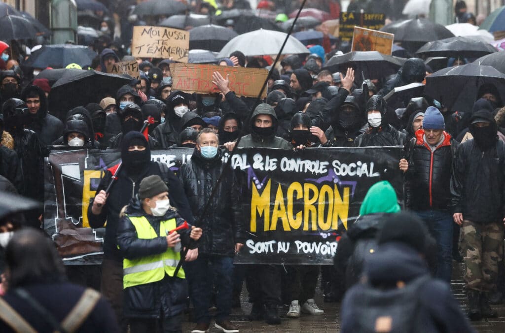 protesty ve Francii covid pas