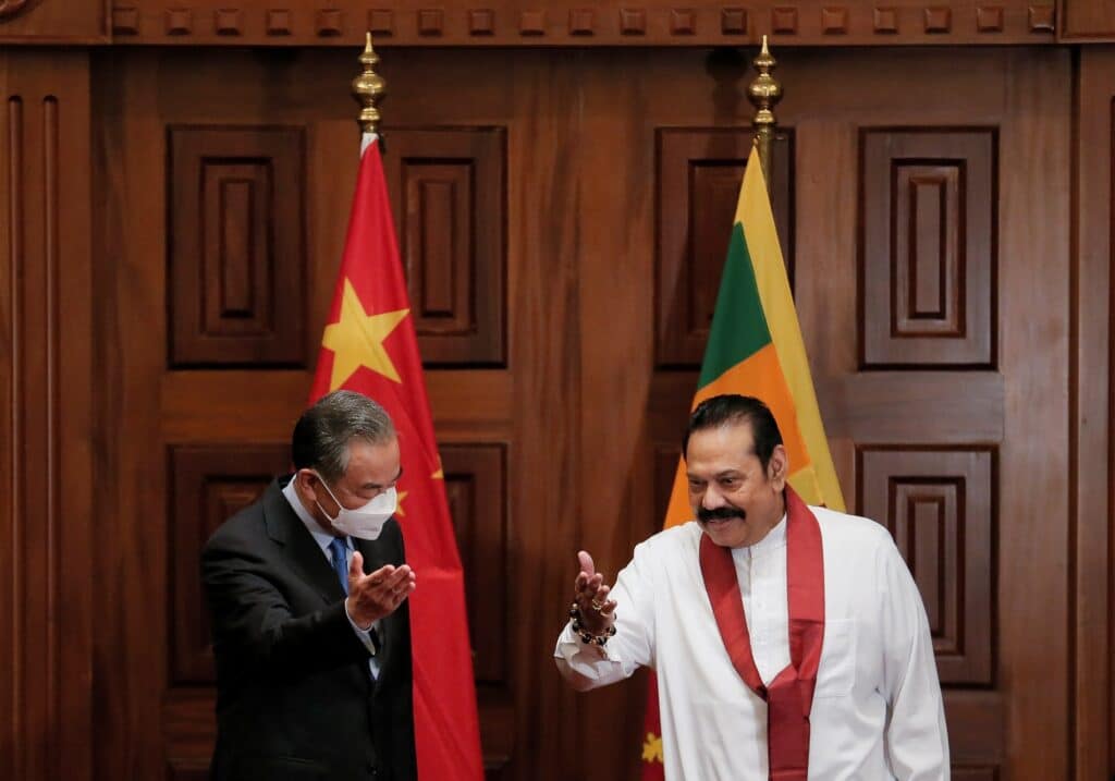 Čínský ministr zahraničí Wang Yi a premiér Srí Lanky Mahinda Rajapaksa