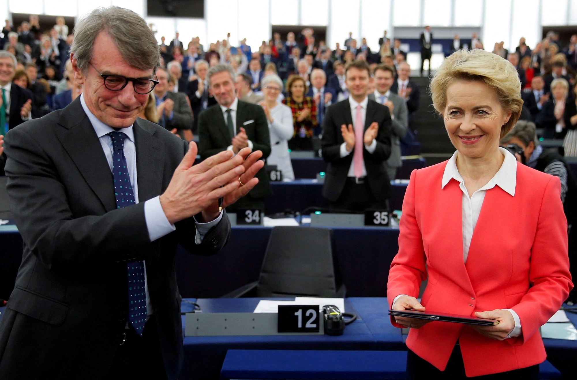 Новости европы сегодня. Европарламент Урсула фон дер Ляйен. Шарль Мишель и Урсула фон дер Ляйен. Фон дер Ляйен в Европарламенте. Еврокомиссар Урсула.