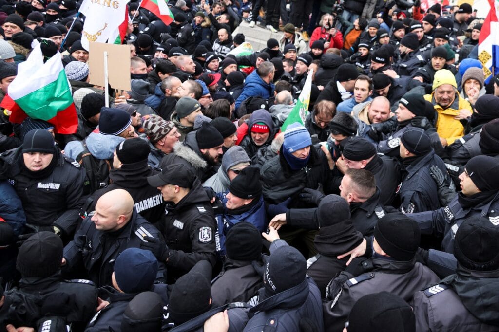 Demonstranti požadovali zrušení opatření zavedených kvůli šíření covidu