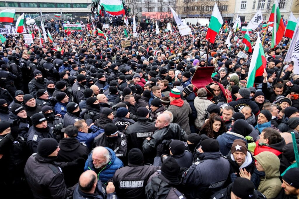 Odpůrci očkování se v Bulharsku pokusili vtrhnout do budovy parlamentu