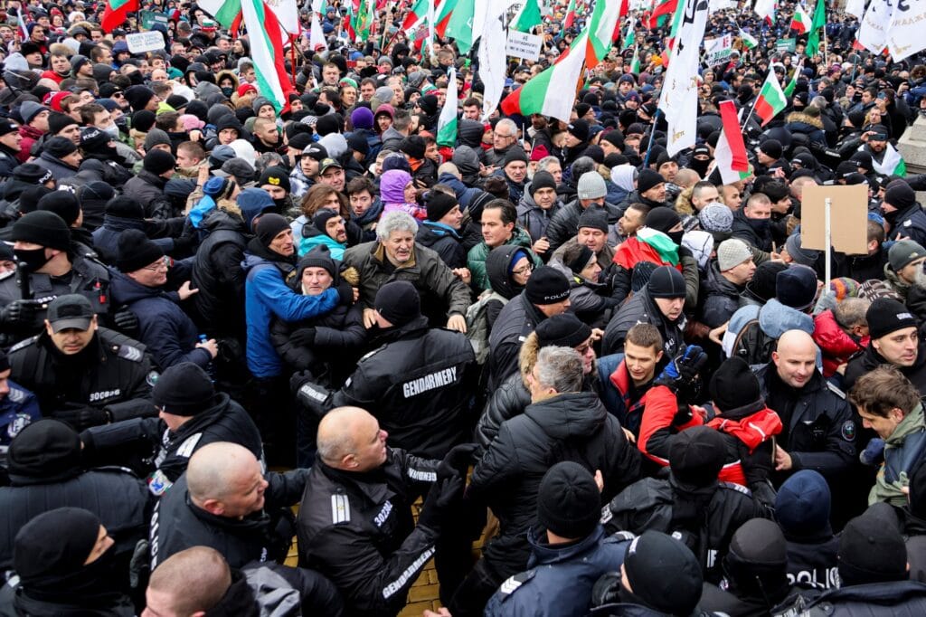 Střety demonstrantů s policisty si vyžádali několik zraněných