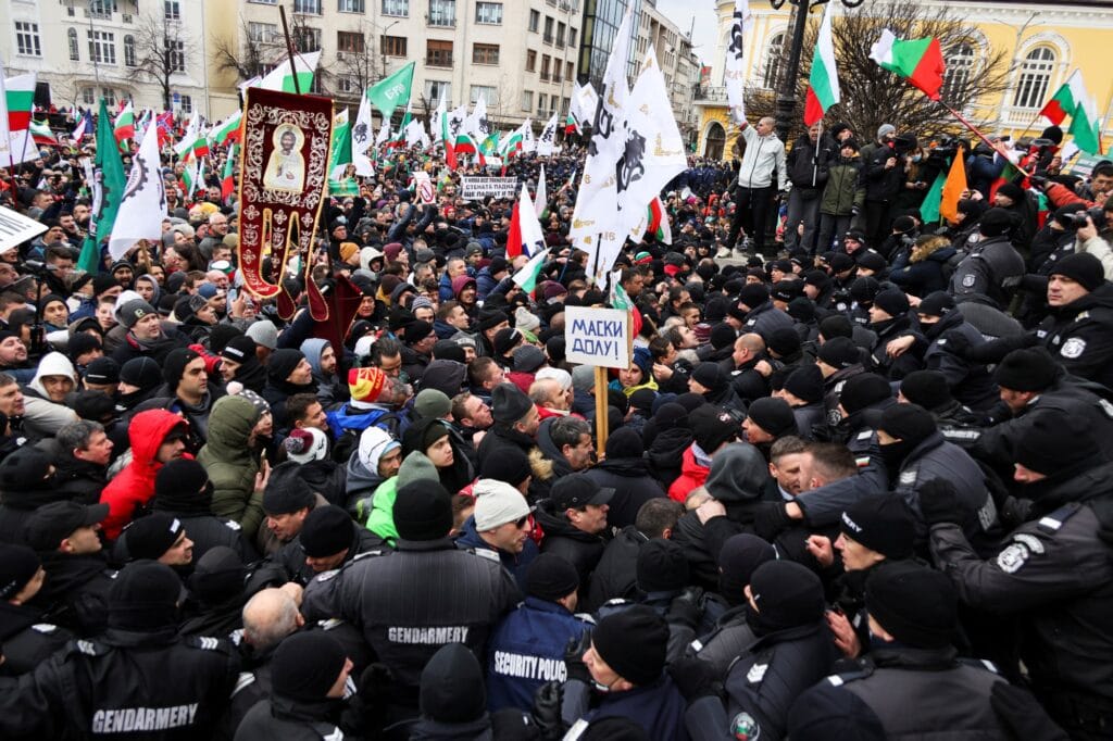 Demonstranti skandovali hesla jako „Svoboda“ a „Mafie“