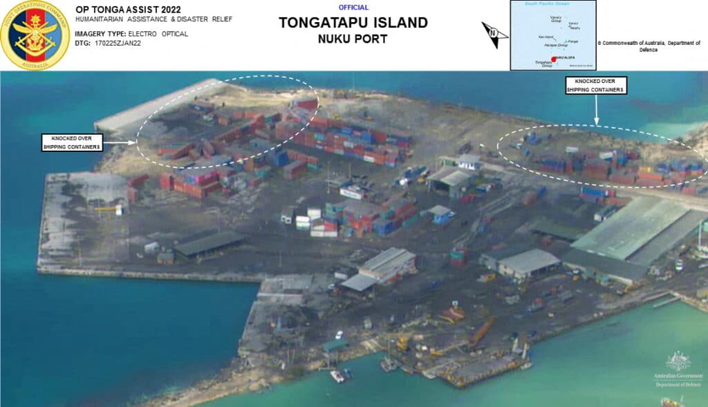 Přístav Nuku na ostrově Tongatapu po erupci, Tonga