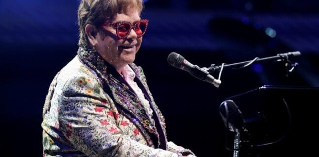 Zpěvák Elton John má covid-19