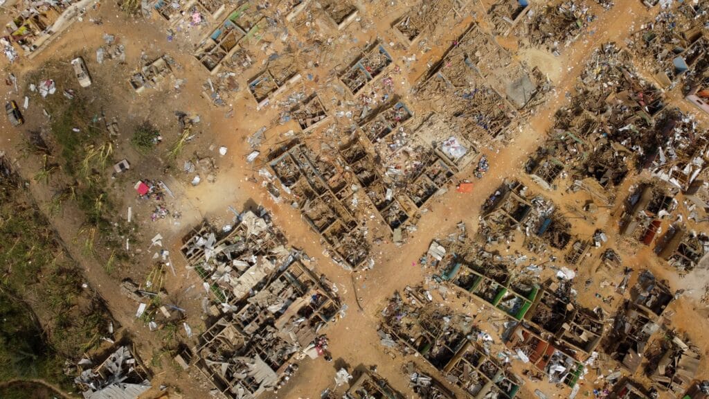 Trosky domů a dalších budov zničených při výbuchu v městečku Apiate
