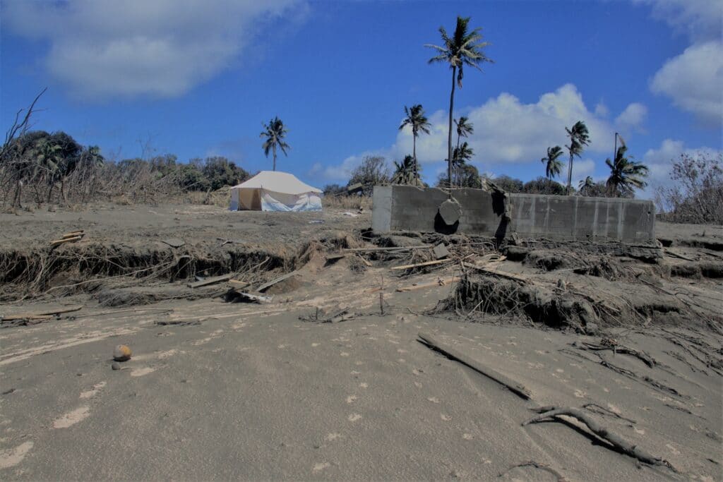 Tonga: Poškozené budovy a krajina pokrytá popelem po sopečné erupci a tsunami