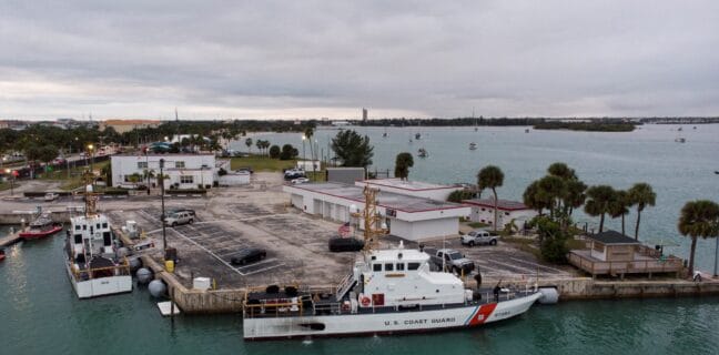 U pobřeží Floridy se převrátila loď s migranty