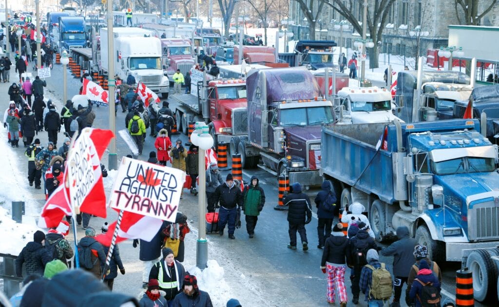 V Ottawě demonstrovali řidiči kamionů proti povinnému očkování