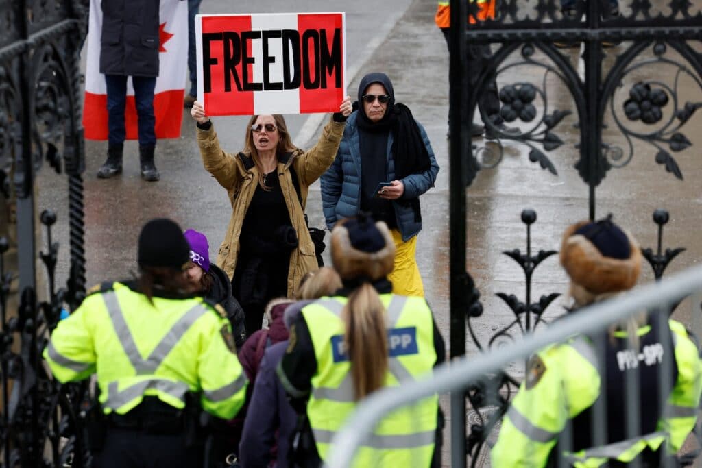 Demonstranti před budovou parlamentu v Ottawě