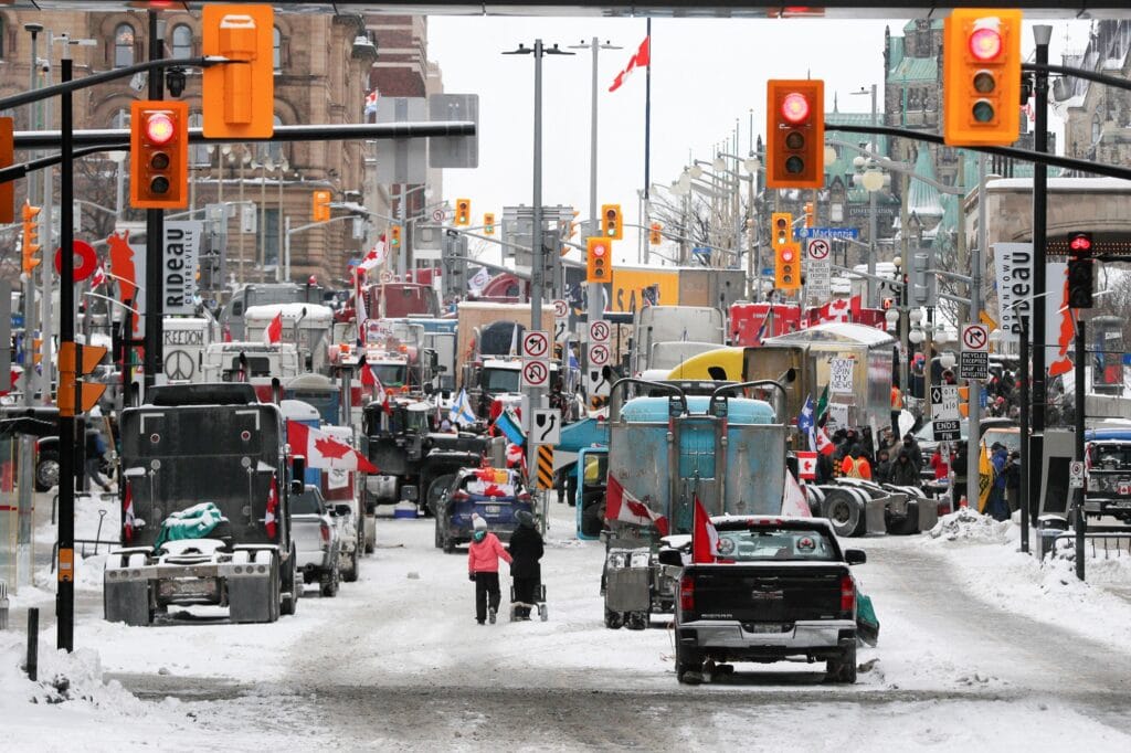 Odstavená vozidla blokují centrum hlavního města Kanady