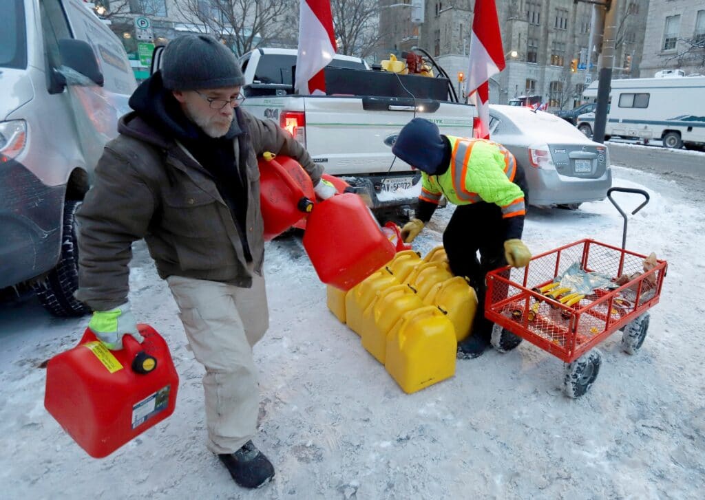 Demonstranti v Ottawě doplňují zásoby