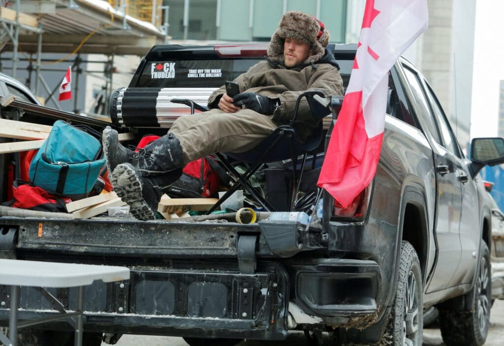 Demonstranty podporuje propracovaný dodavatelský řetězec