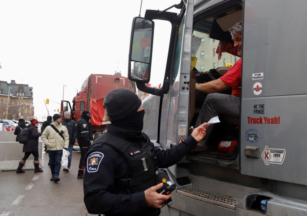 Ottawa: Policisté demonstrantům začali rozdávat pokuty za špatné parkování