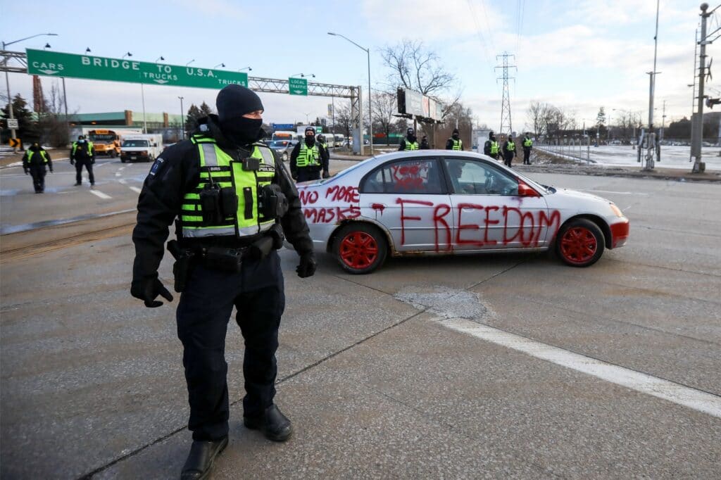 Policisté na místě zatkli desítky lidí