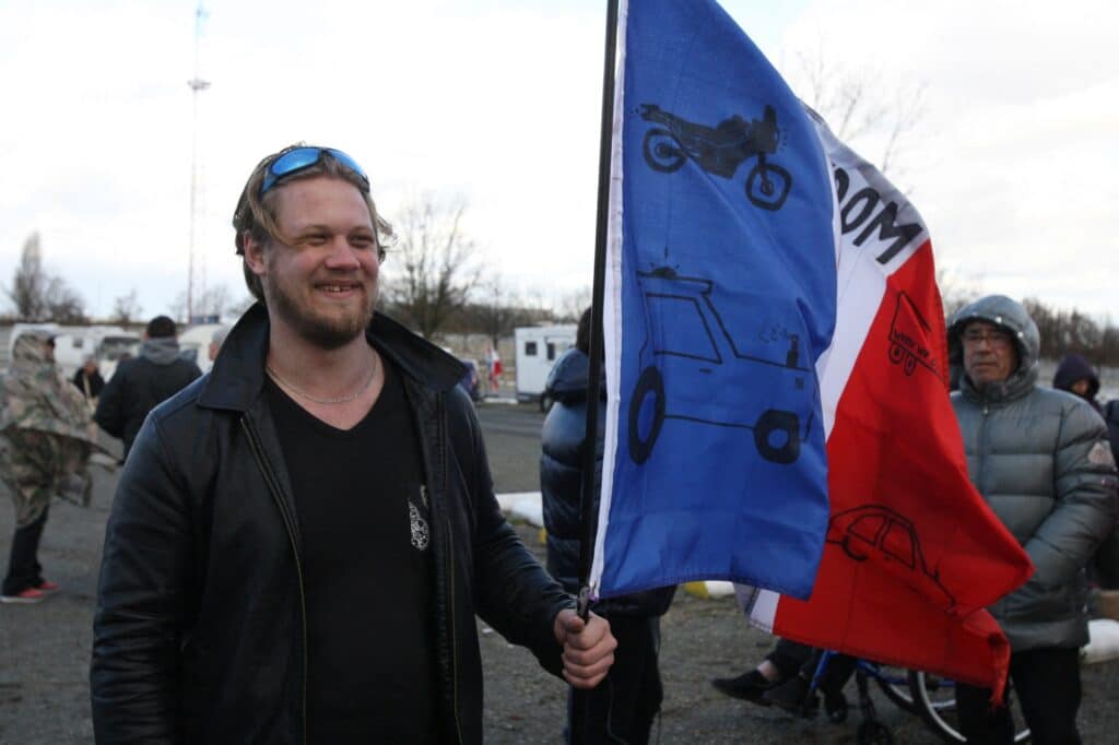 Demonstranti protestující proti proticovidovým opatřením