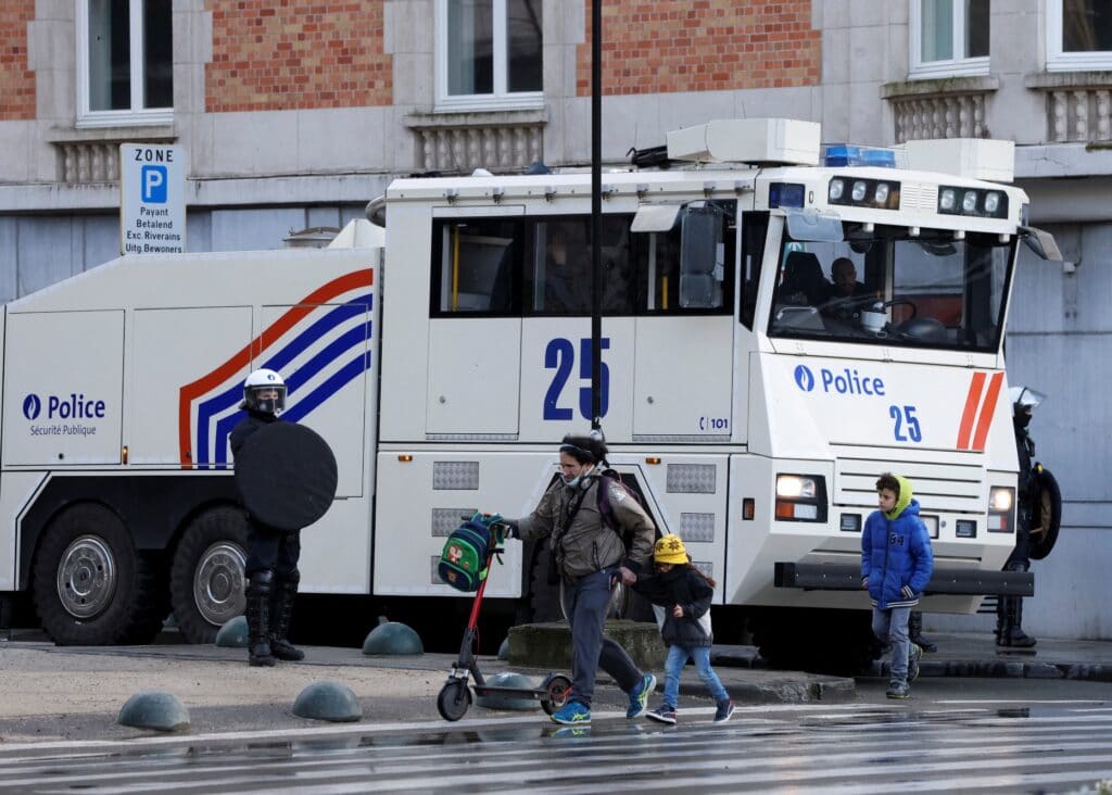 Policisté v zásahové výstroji, vozidlo s vodním dělem, Brusel