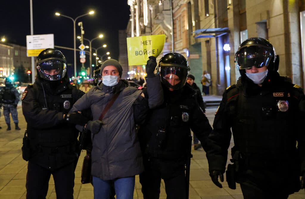 Tisíce Rusů protestovaly proti útoku na Ukrajinu