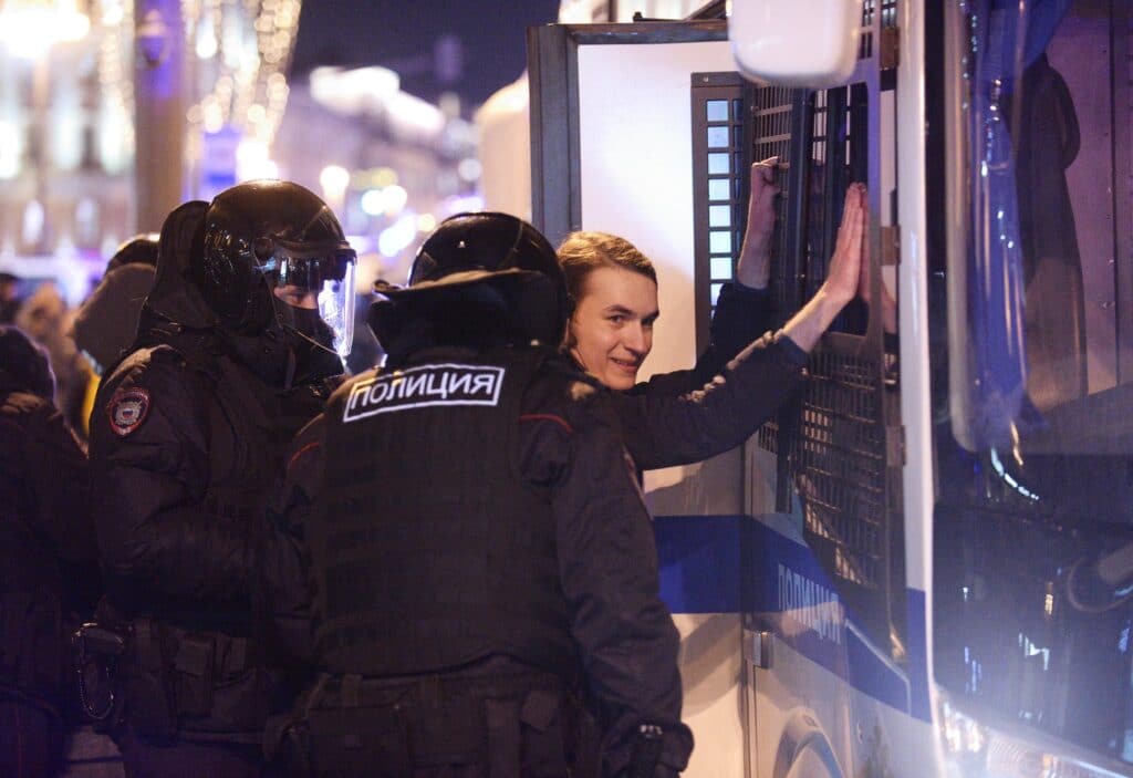 Jeden ze zadržených demonstrantů v Moskvě