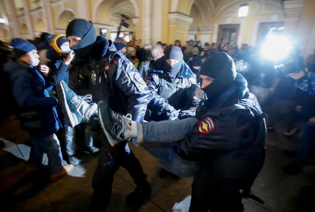 Protest v Petrohradu v den zahájení invaze